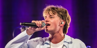 Razprodani koncerti, a ljubezenska skrivnost ostaja – kdo osvaja Jakovo srce?