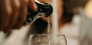 Ko moda sreča mehurčke: zakaj je širok kozarec nova definicija glamurja pri pitju penine