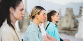 Ženske, pozor! Po 40. letu estrogen tiho pada – in z njim vaša energija, koža in razpoloženje