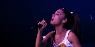 Ariana Grande kot »bitje s 6 prsti«? Modna biblija pomotoma spustila nenavaden detajl