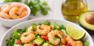 Avokado in gamberi: Solata, ki vas bo očarala s svojo preprostostjo in okusom