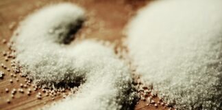 Trik, ki buri splet: kaj se zgodi, če stojiš z bosimi nogami na soli?