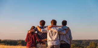 Šok v pisarnah: podjetja množično odpuščajo mlade diplomante generacije Z – je kriv generacijski trk?!