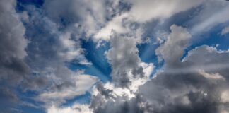 Klinično umrla med porodom in opisala: “Stala sem pred Bogom – podal mi je jasno sporočilo”