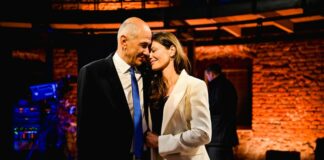 FOTOGRAFIJA, KI JE RAZNEŽILA SLOVENIJO: Po 20 letih še vedno zaljubljena!