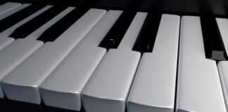 Šok na dražbi: klavir Johna Lennona prodan za vrtoglavo vsoto