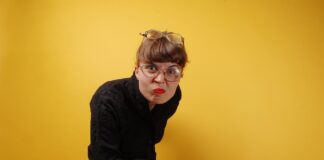 Šokanten škandal v šoli: učiteljica učencem ponujala kolačke z moževo spermo – sodišče jo je poslalo v zapor za 41 let