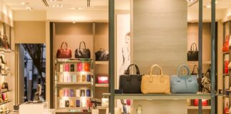 Drama v luksuzni trgovini: hčerko Adama Sandlerja naj bi prodajalci podcenili – nato se je pojavil on