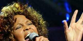 ŠOK IZ LETA 1996: Whitney Houston dobila prazen ček – nanj se sama napisala številko, ki jemlje sapo!