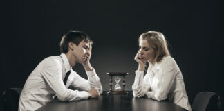 Ko strast v dolgotrajnih zvezah izgine – kako jo ponovno zanetiti?