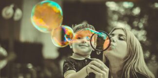 Je prvorojeni sin res “mamin odsev”? Teorija, ki buri duhove