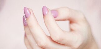 Najbolj modne barve lakov za nohte v sezoni 2026