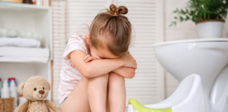 Otrok noče na kahlico? Morda sploh ne gre za trmo, ampak za nekaj povsem drugega