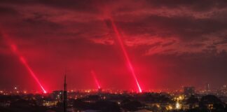 Laserji nad mesti ob 3. uri zjutraj! Skenirajo naše hiše, naše ulice… Kaj se dogaja?!
