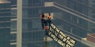Na vrhu New Yorka: Kdo sta drzneža, ki sta splezala na Empire State Building?