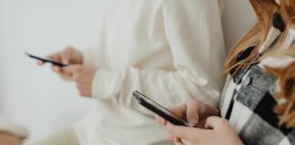 Digitalna izolacija: ko socialna omrežja nadomestijo prave odnose mladih