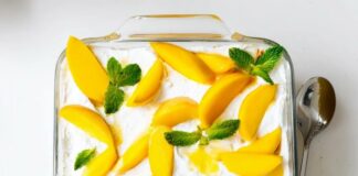 Mangov tiramisu je nova sladica, ki osvaja na prvi pogled – brez peke in pripravljen v nekaj minutah recept za mangov tiramisu
