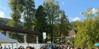 Premier Janša v središču pozornosti med mladimi v Stični: »Prihodnost Slovenije se je danes zbrala tukaj« Premier Janša in Stična Mladih, Facebook