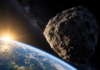 asteroid - NASA trenutno navaja približno 340 m povprečnega premera in prelet okoli 32.000 km nad površjem, pri čemer izrecno poudarja, da bo prelet varen. ESA dodaja, da je tako bližnje srečanje s telesom te velikosti izjemno redko in da bi ga lahko s prostim očesom opazovalo do okoli dve milijardi ljudi.