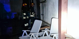 Koroška odeta v črtno – odšli so na dopust, domov pa se ni vrnil nihče: po očetu in mami umrla še 10-letna Ema Prizorišče tragedije v B&B Villa Mary v italijanskem Miletu, kjer je eksplozija med družinskimi počitnicami usodno poškodovala vse tri člane koroške družine. Foto: Il Lametino/Vigili del Fuoco