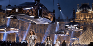 Pariz obstal: Louis Vuitton presenetil z »letečimi avtomobili« in futuristično modno revijo Louis Vitton, fashion show